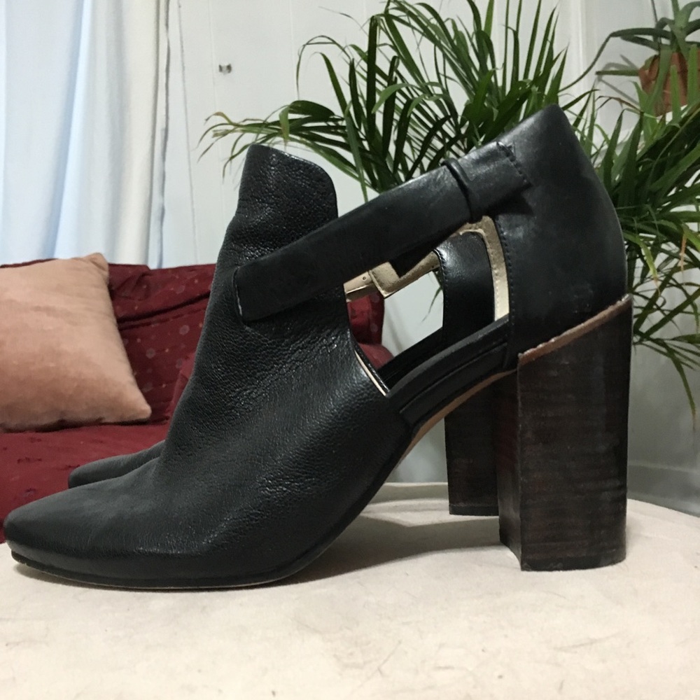Adorable Clark’s black leather heel booties